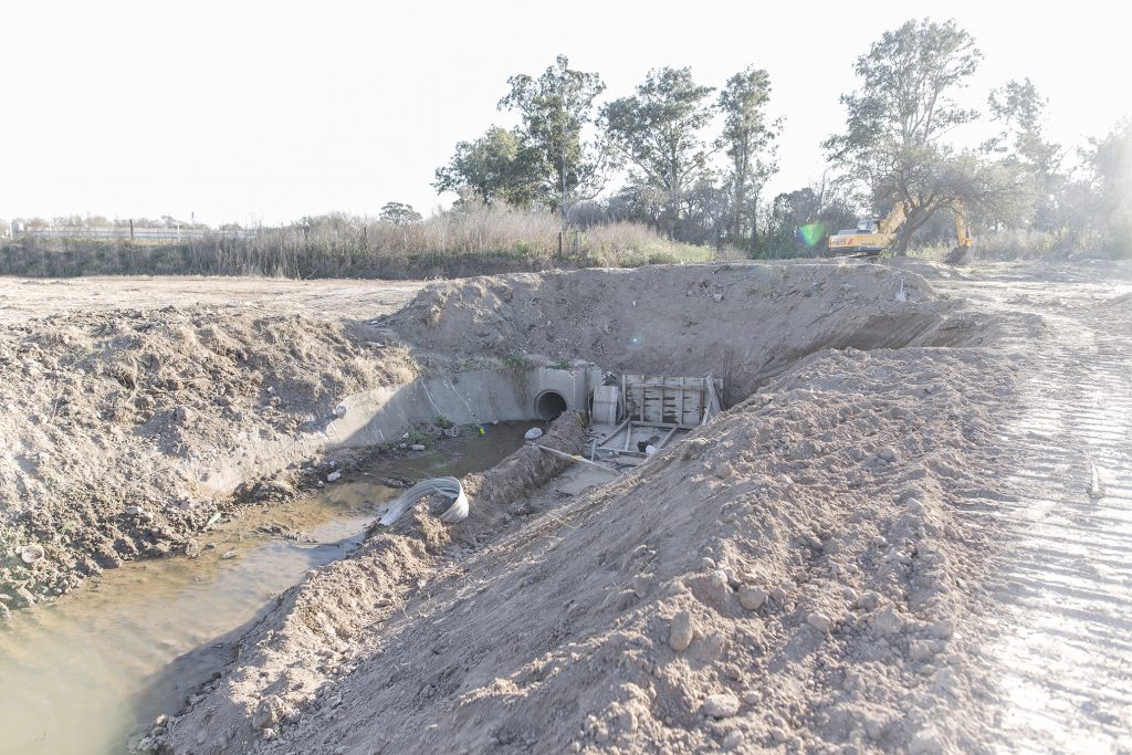 Construyen con hormigón la salida del canal de calle Chubut al río