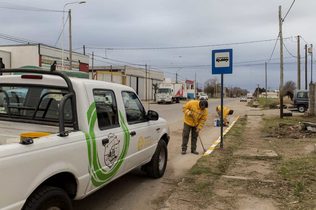 Colocación de señales verticales y pintadas de horizontales