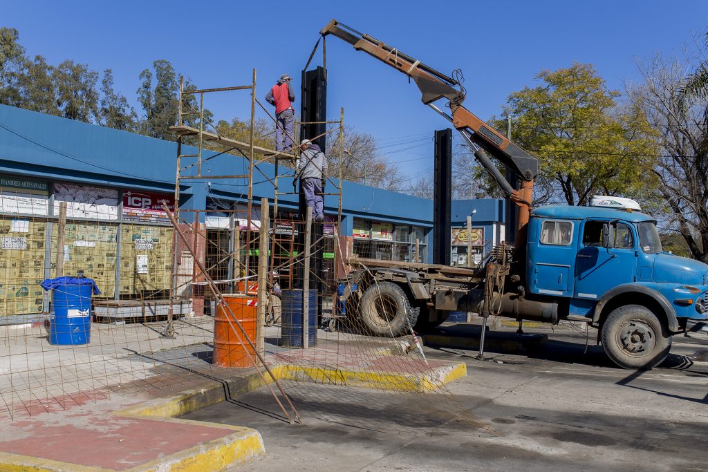 Se instalan las columnas para el alero de la Terminal de Ómnibus.