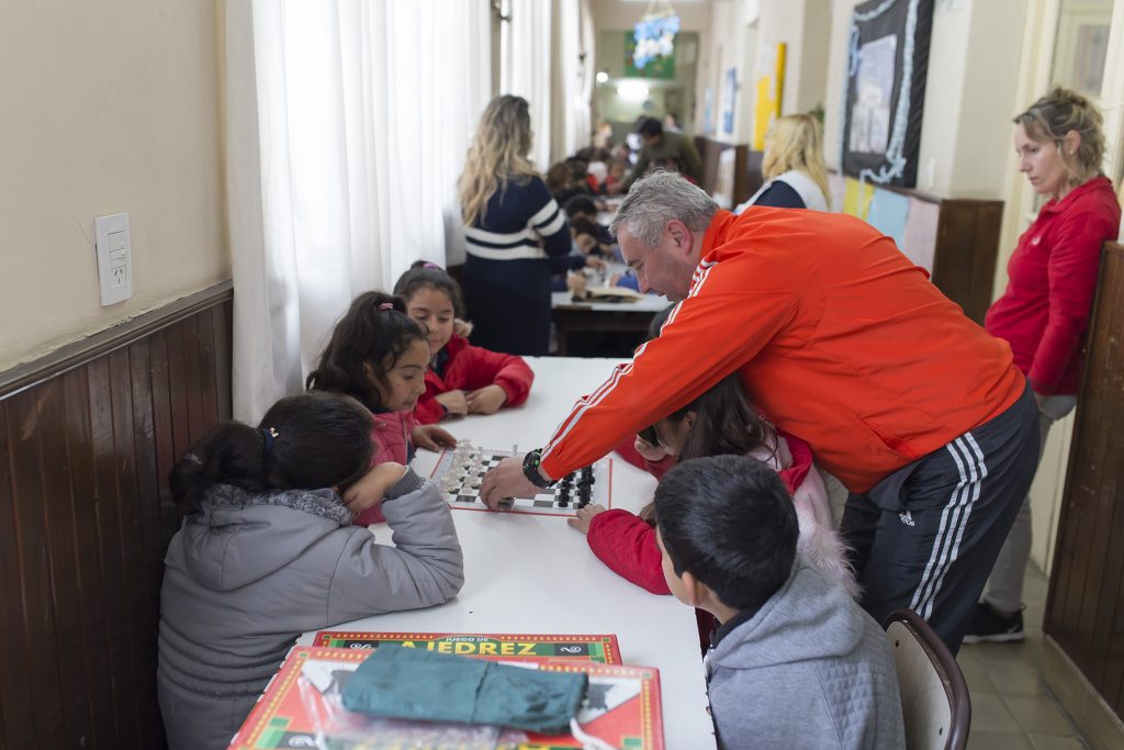 Alumnos de la Escuela José María Paz se suman al Programa Municipal de Ajedrez.