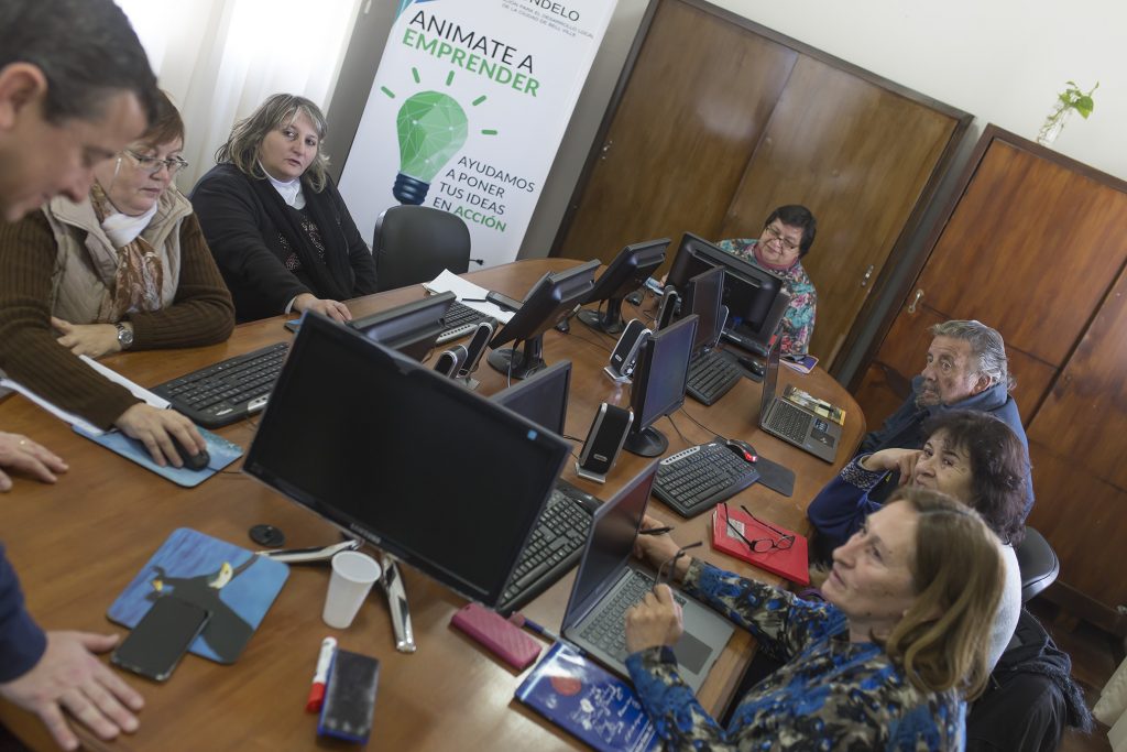 Se inició el curso de PC para adultos mayores en FUNDELO.