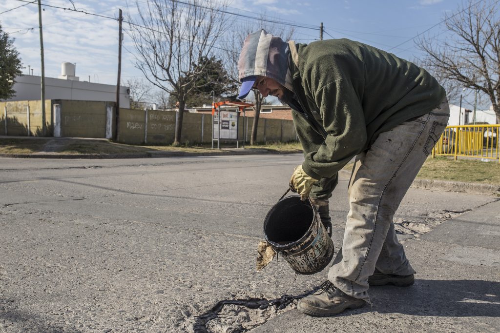 Bacheos en calles de hormigón.