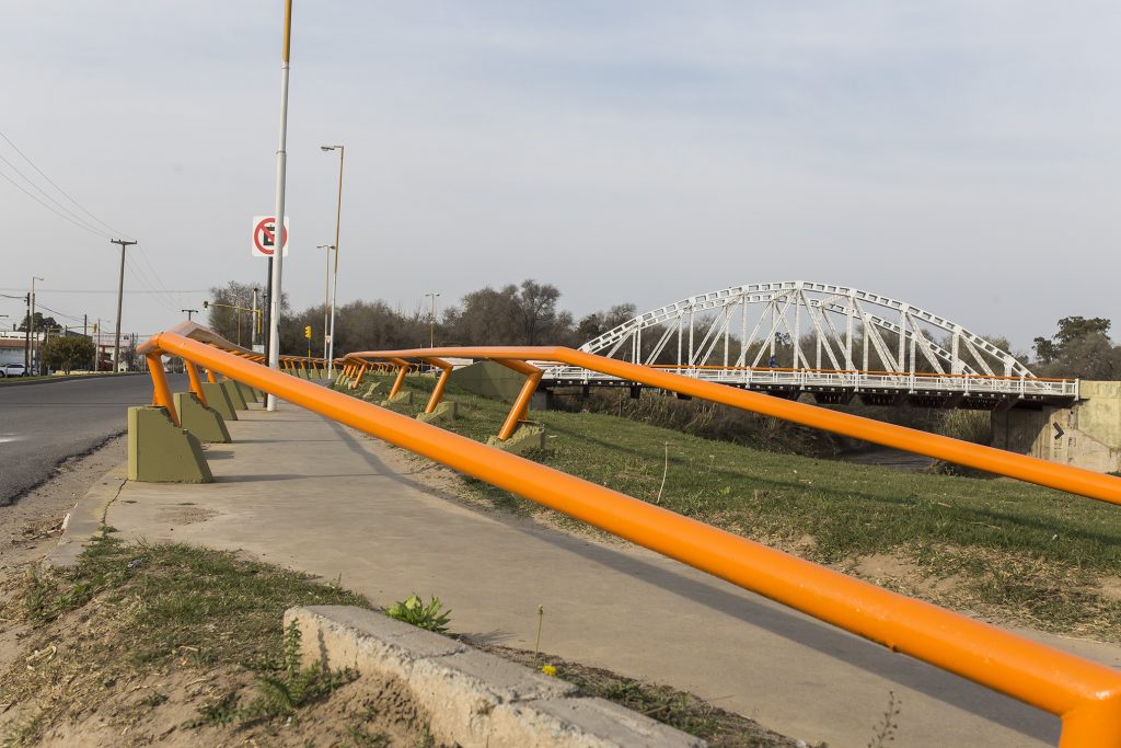 Pintura en lugares cercanos al Puente de la Historia.