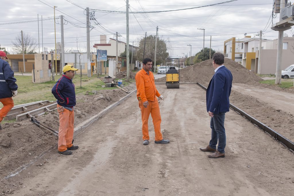 El intendente en la obra de hormigonado de calle Córdoba.