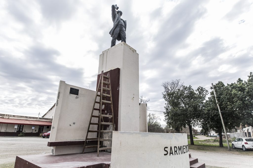 Se lleva adelante la restauración del monumento a Sarmiento