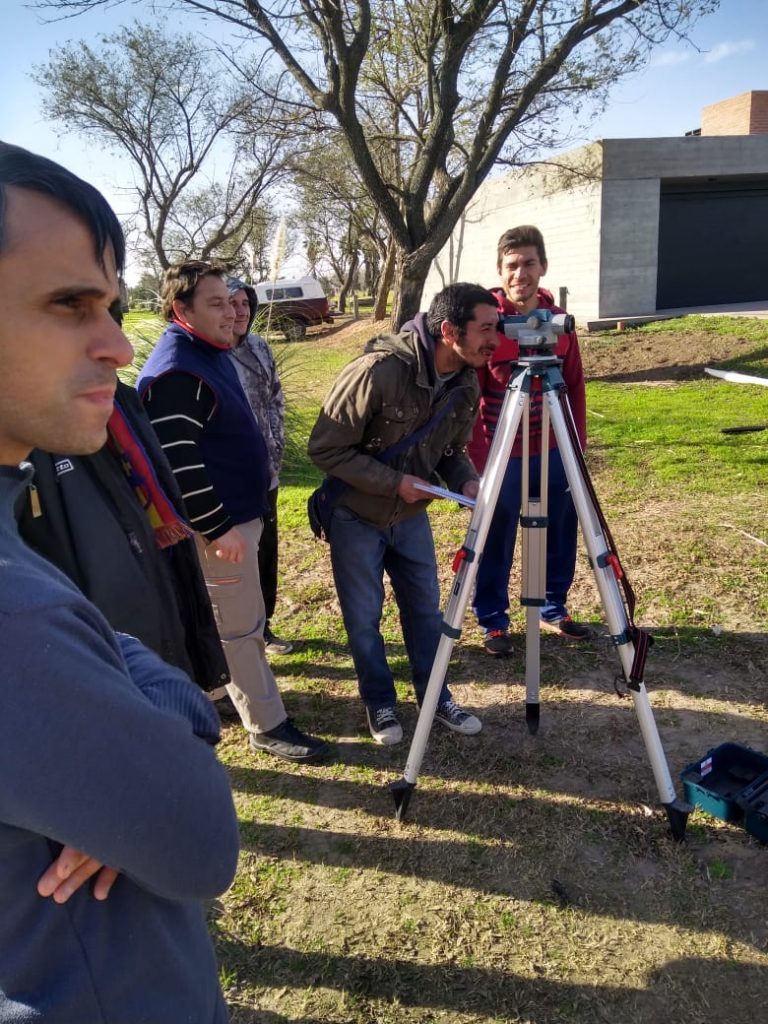 Por el curso de Construcción, se está levantando un puesto edilicio municipal