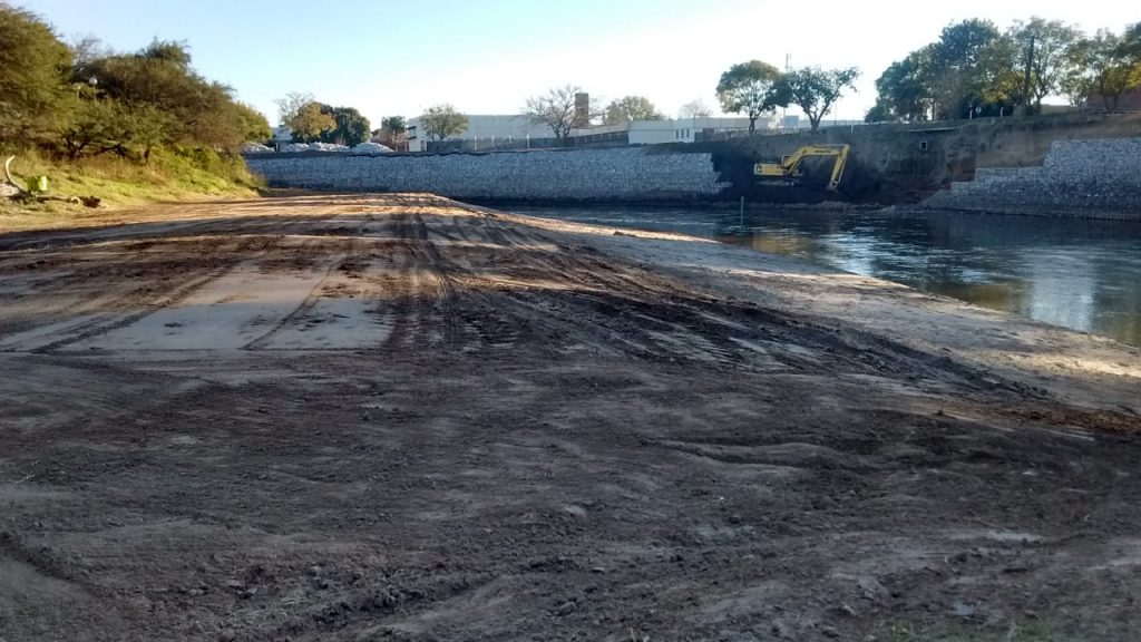 Nivelación de la playa del Balneario Paso de la Arena.