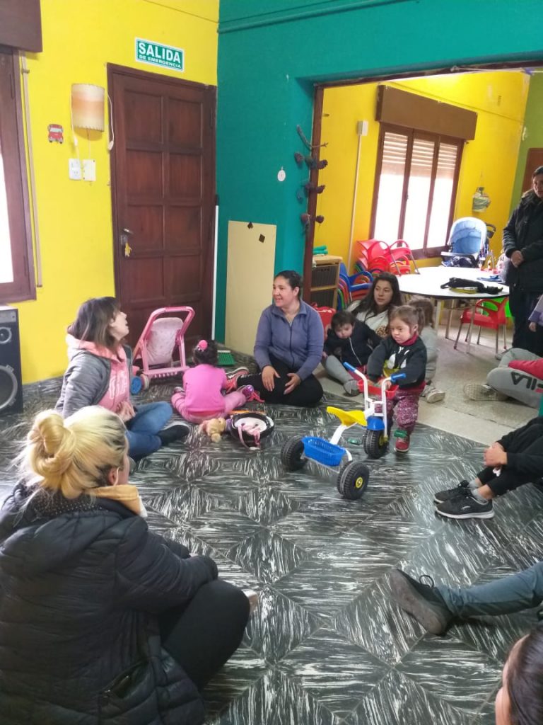 En la Casa del Niño se cumplen prácticas de crianzas para padres.