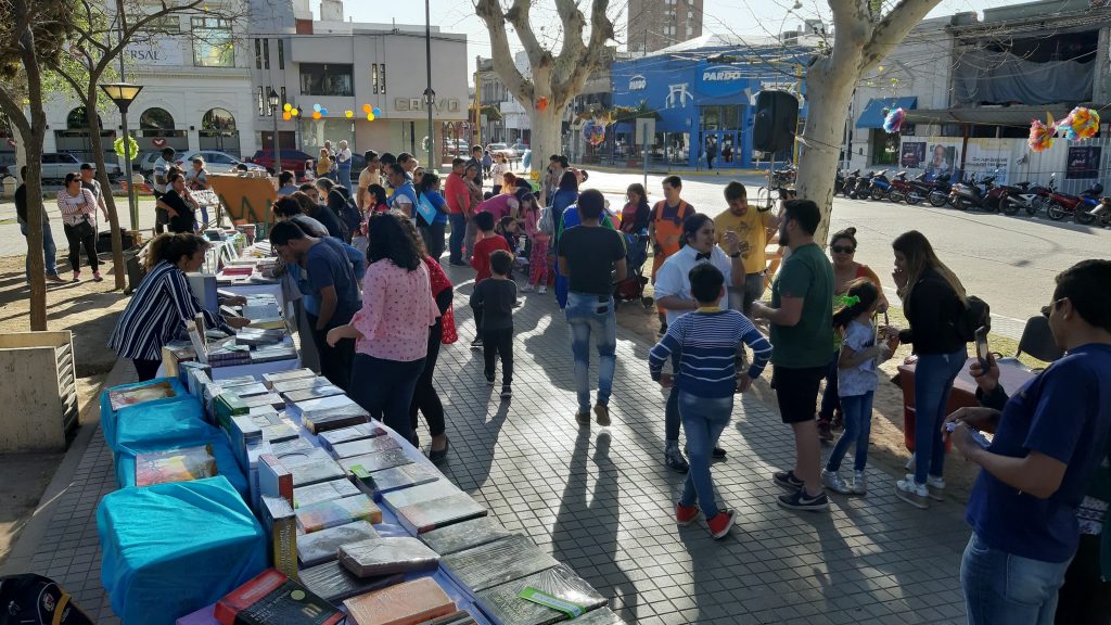 Más de un millar de personas recorrieron la muestra de Biblias en la Plaza 25 de Mayo.