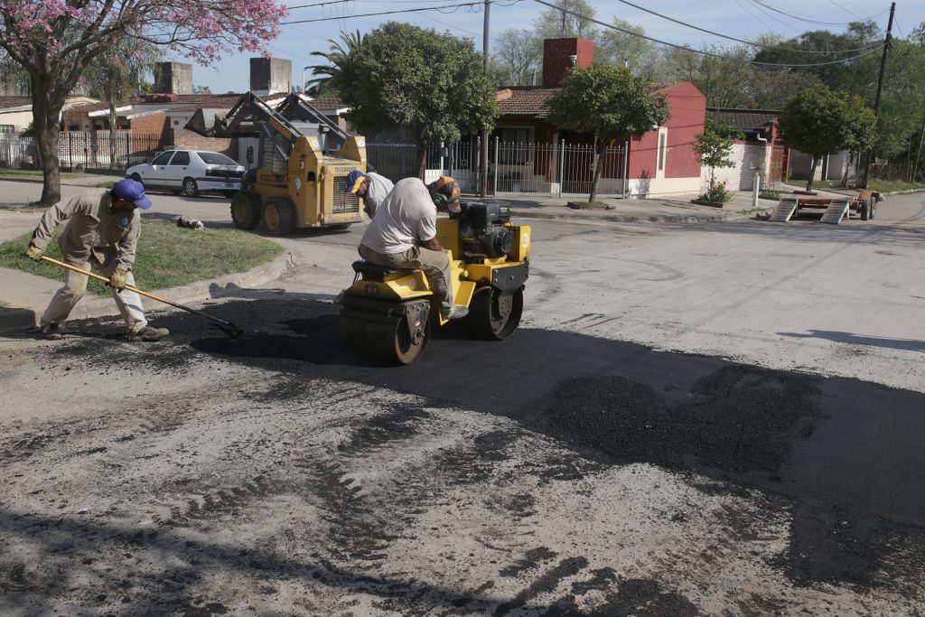 El bacheo diario en calles de asfalto.