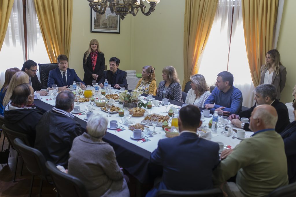 El intendente desayunó con empleados municipales que se jubilaron.