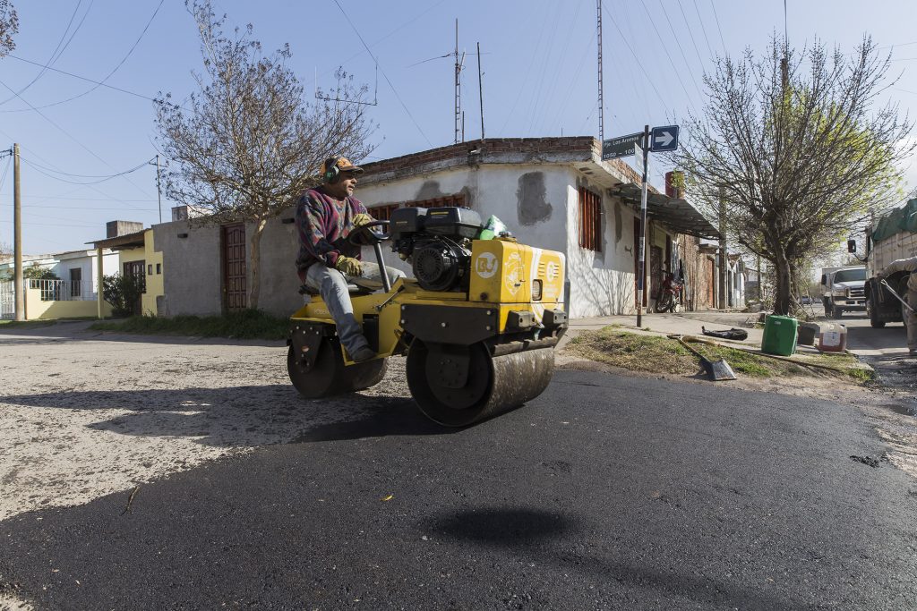 Bacheo de calles de asfalto.