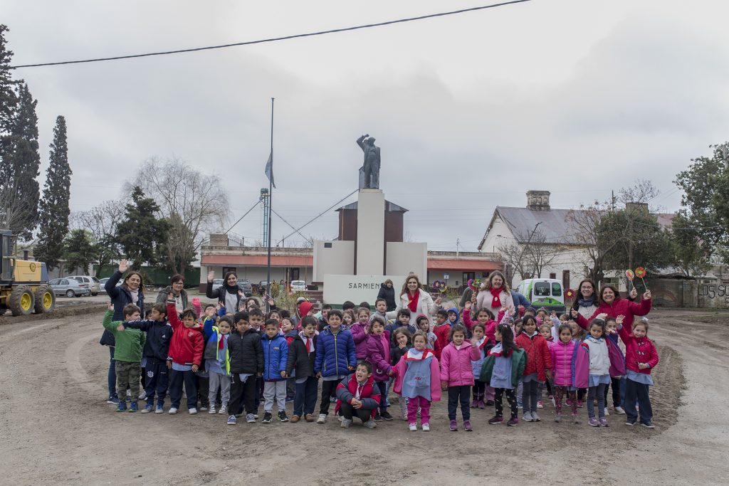 Jardineritos celebraron el Día del Maestro con una visita al monumento a Sarmiento.