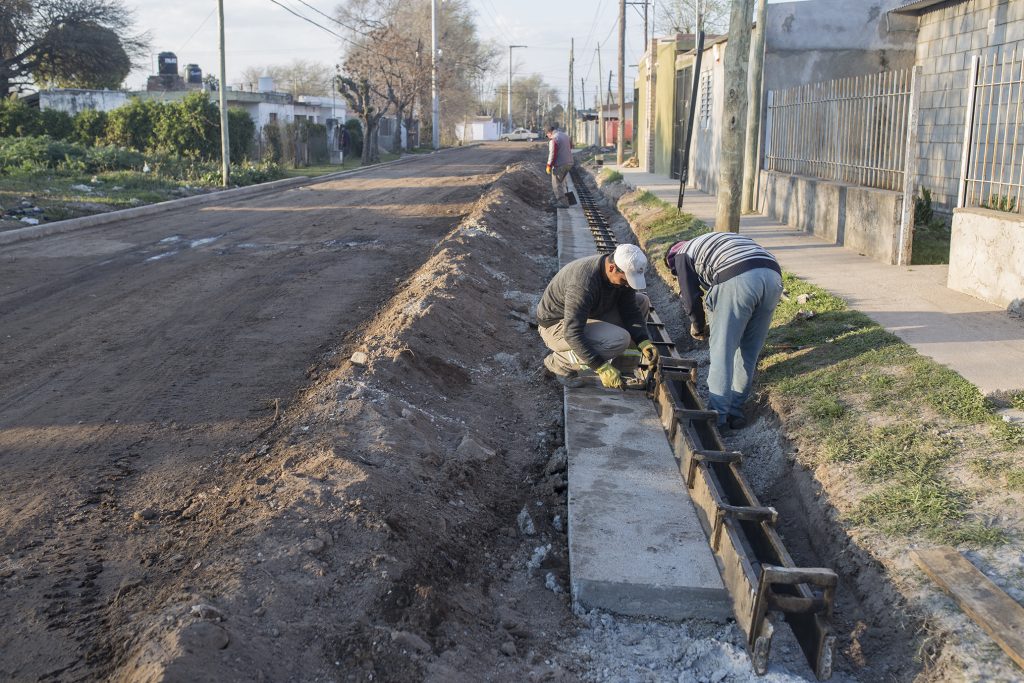 Obras de cordón cuneta en el Este de la ciudad