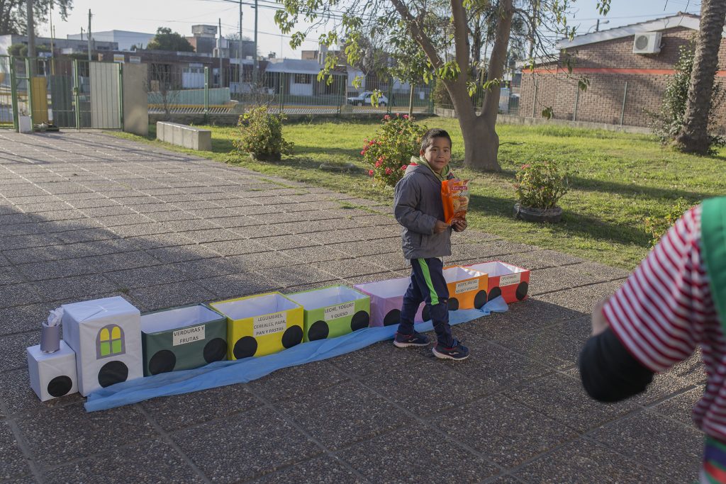 Concientización sobre alimentación saludable en tres escuelas.