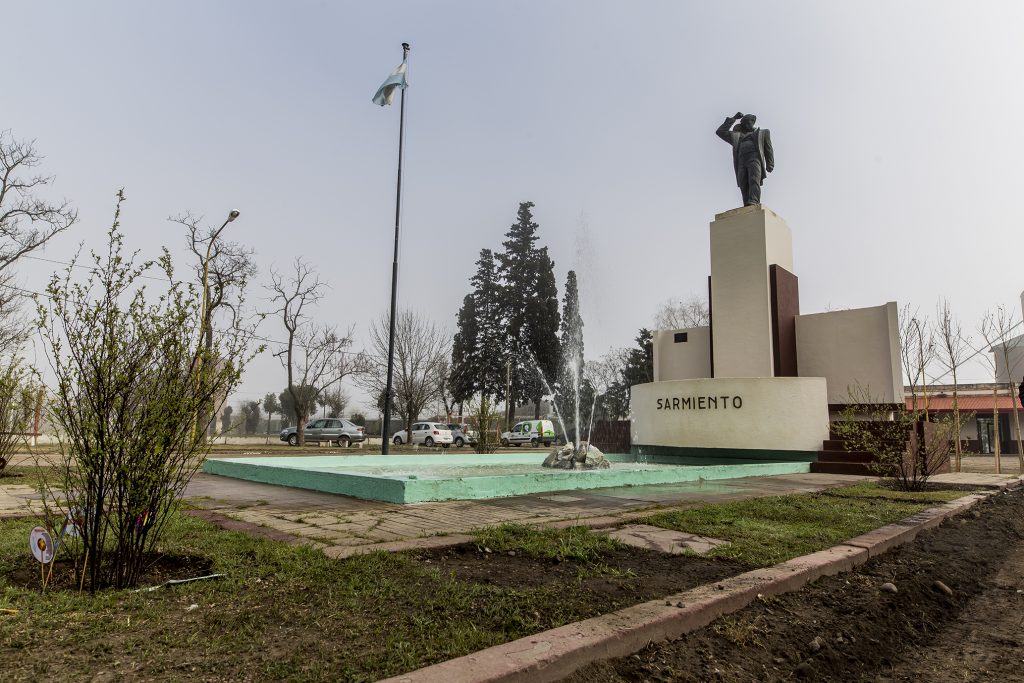 Finalizó la remodelación del monumento a Sarmiento y el acceso a la estación de trenes.