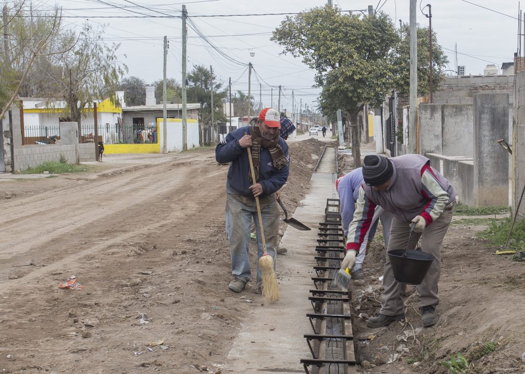 Construcción de cordón cuneta de calle Río Negro.