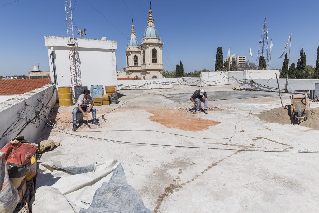 Reparación del techo del edificio municipal.