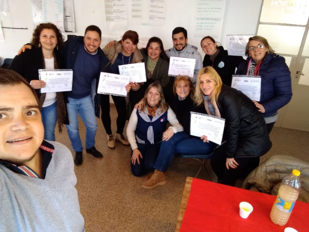 Primeros egresados del curso de Lengua de Señas.