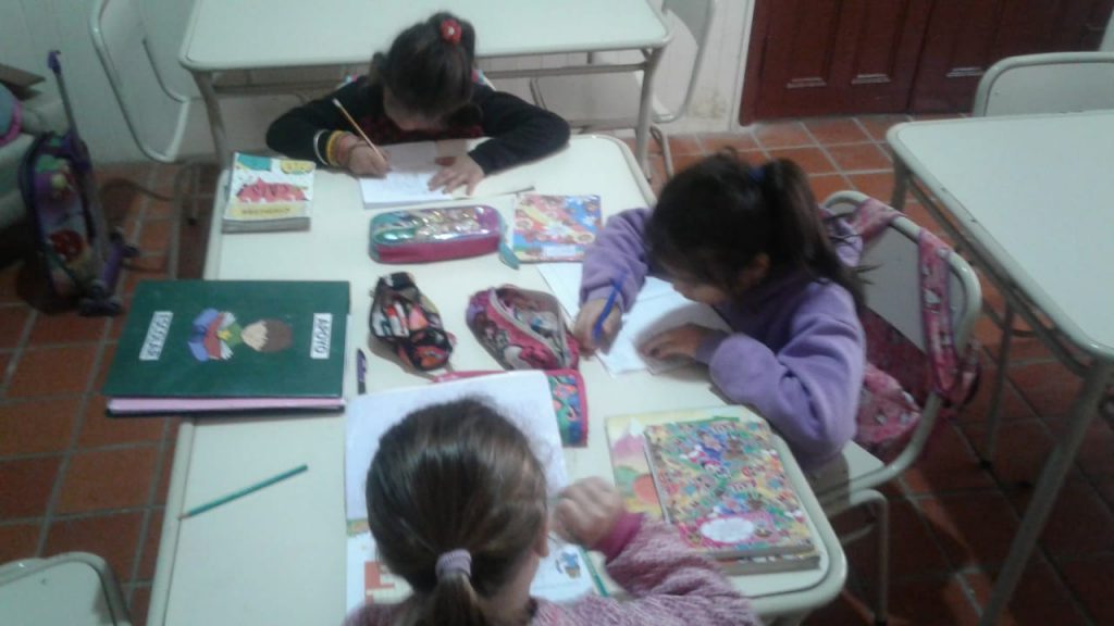 Apoyo escolar y otras actividades para niños en la Biblioteca  “La Posta”.