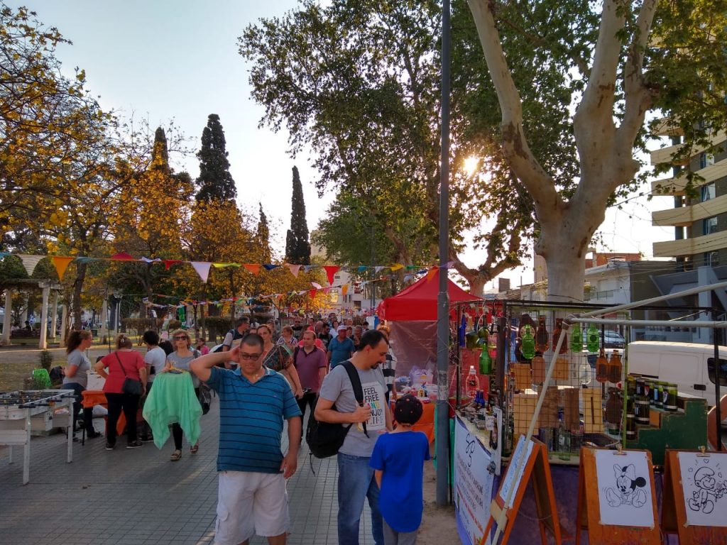 Microemprendedores satisfechos por ventas en la Feria del Libro.