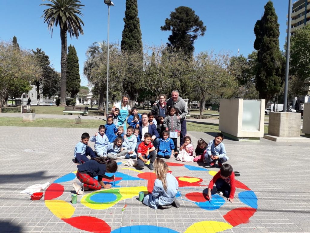 Más colores incorporan los niños a la Plaza 25 de Mayo.