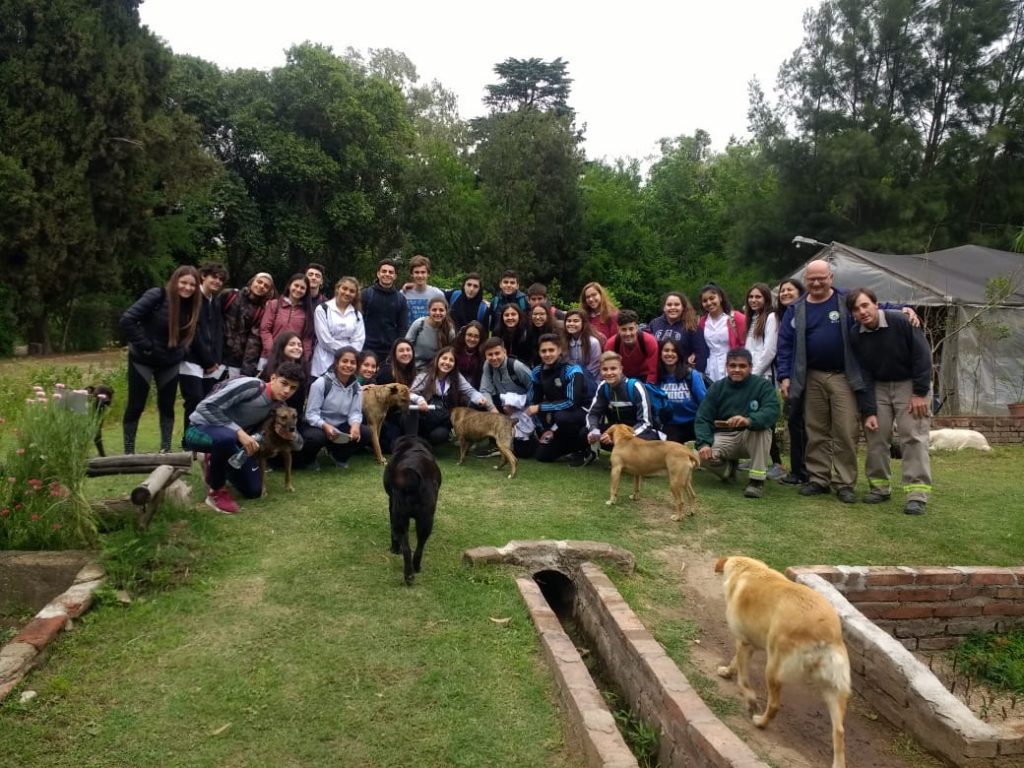 Estudiantes observaron el trabajo de la naturaleza en el Vivero Municipal.