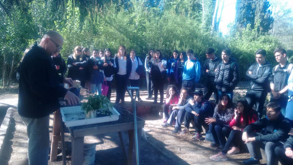 Alumnos de la Escuela Normal pusieron manos a la obra en el Vivero Municipal.