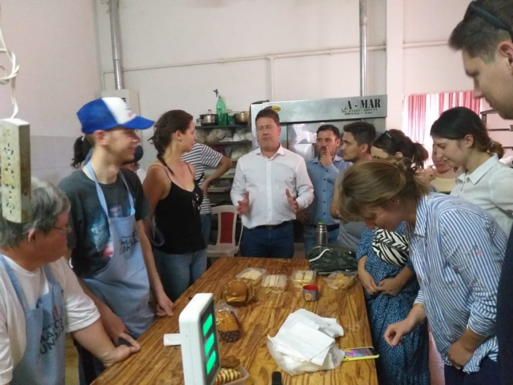 Interesante experiencia de jóvenes emprendedores extranjeros en la Panadería Manos Unidas.