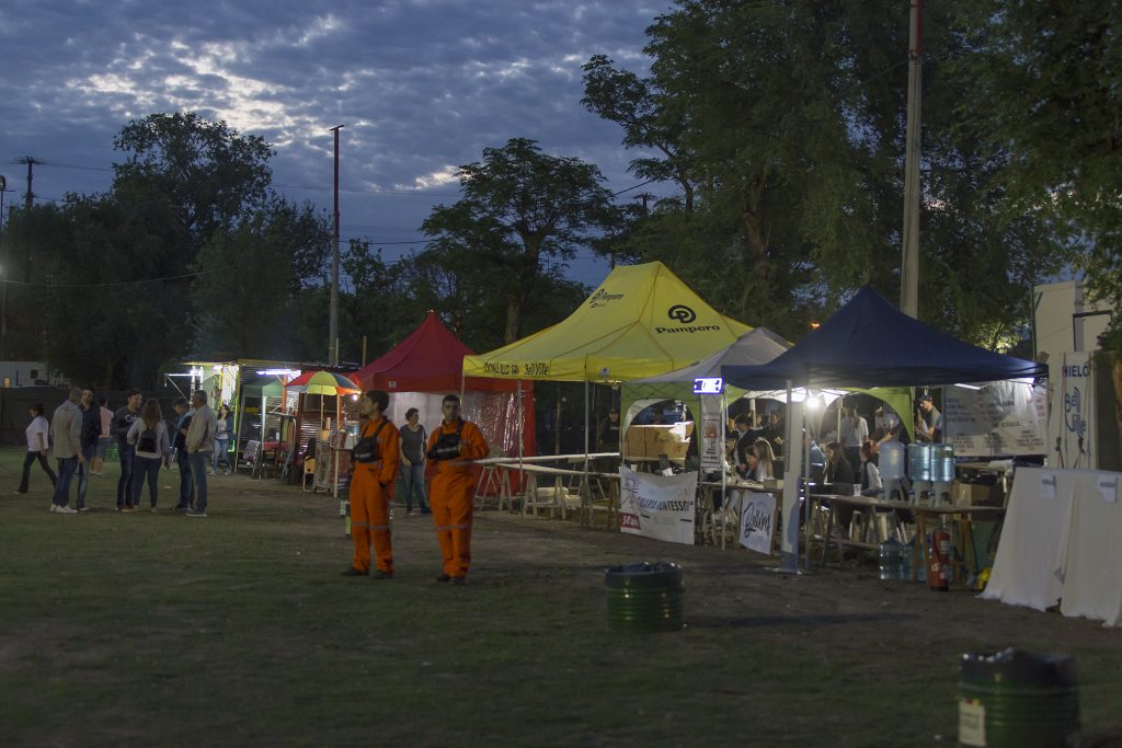 Más de 40 puestos de microemprendedores en la Fiesta de la Pelota de Fútbol.