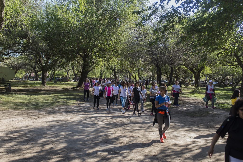 Más de un centenar de personas en la caminata por la prevención del Cáncer de Mamas.