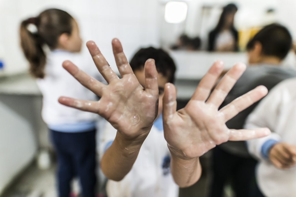 Lavado de manos en el programa de hábitos saludables en la escuela.