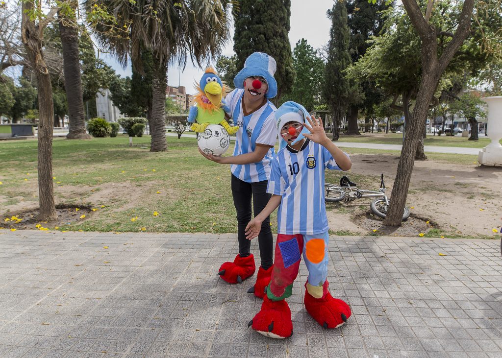 La promoción de la Fiesta de la Pelota de Fútbol desde la imaginación de dos payasos.