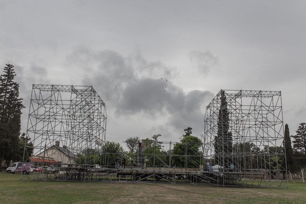 Comenzó a levantarse el escenario mayor de la Fiesta de la Pelota de Fútbol.