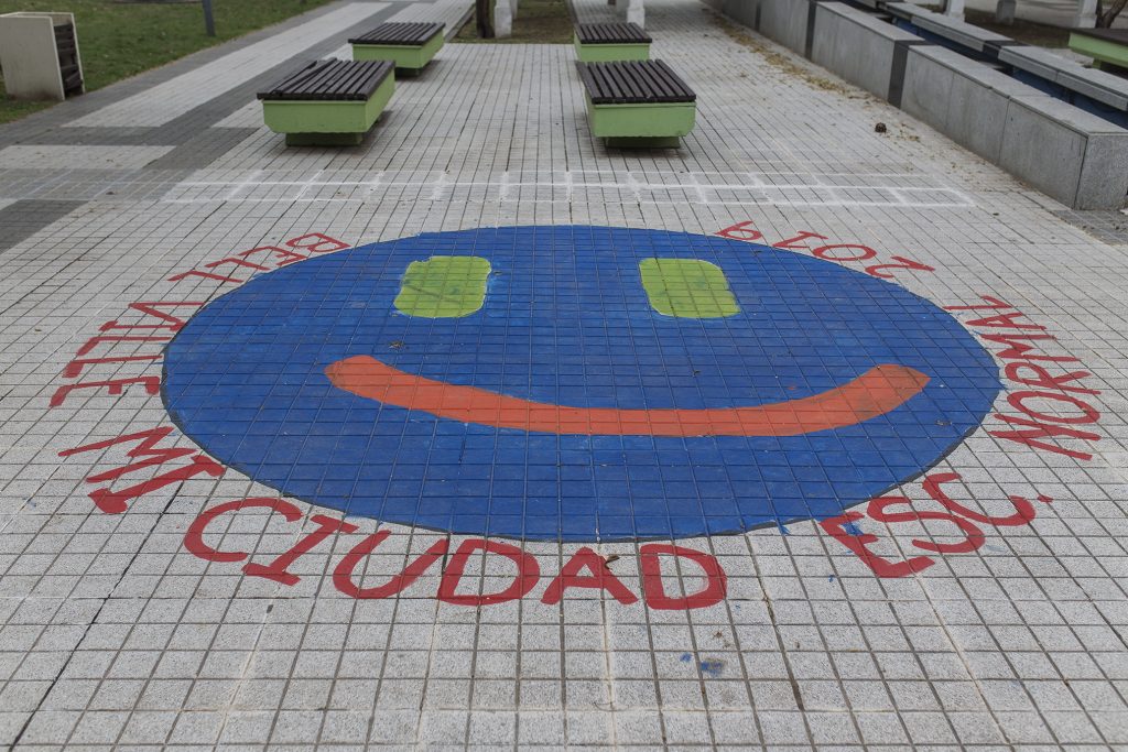 Veredas de la plaza céntrica se llenaron de colores.