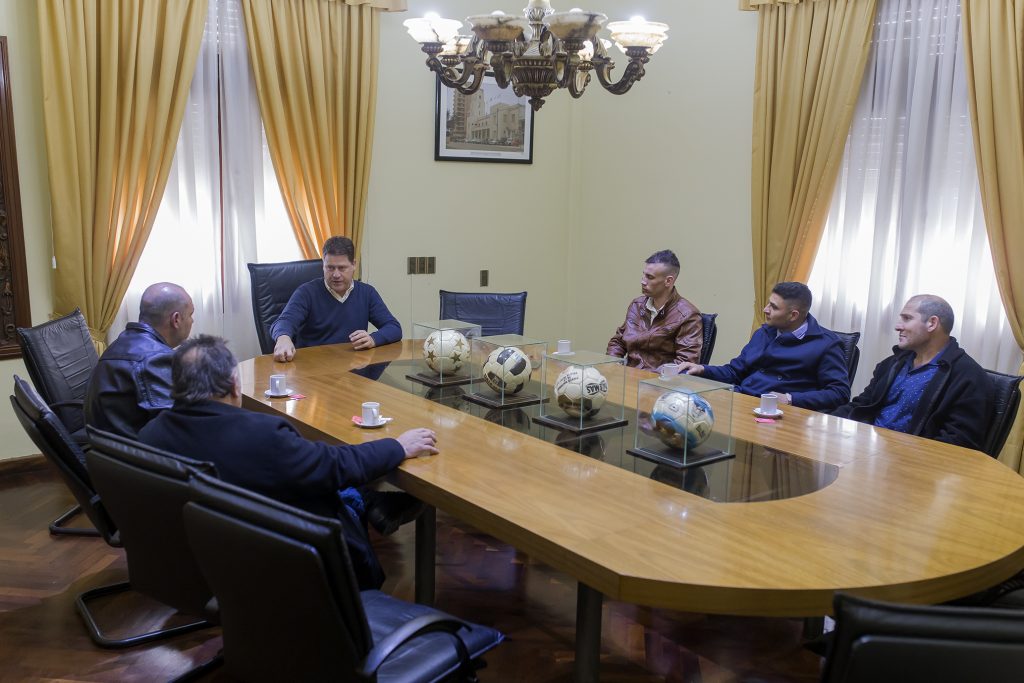 El intendente recibió al boxeador local Diego Ramello.