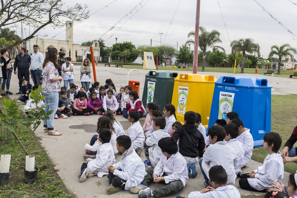 Con la intervención de alumnos instalaron puntos limpios en la Plaza de los Niños-Eva Perón.