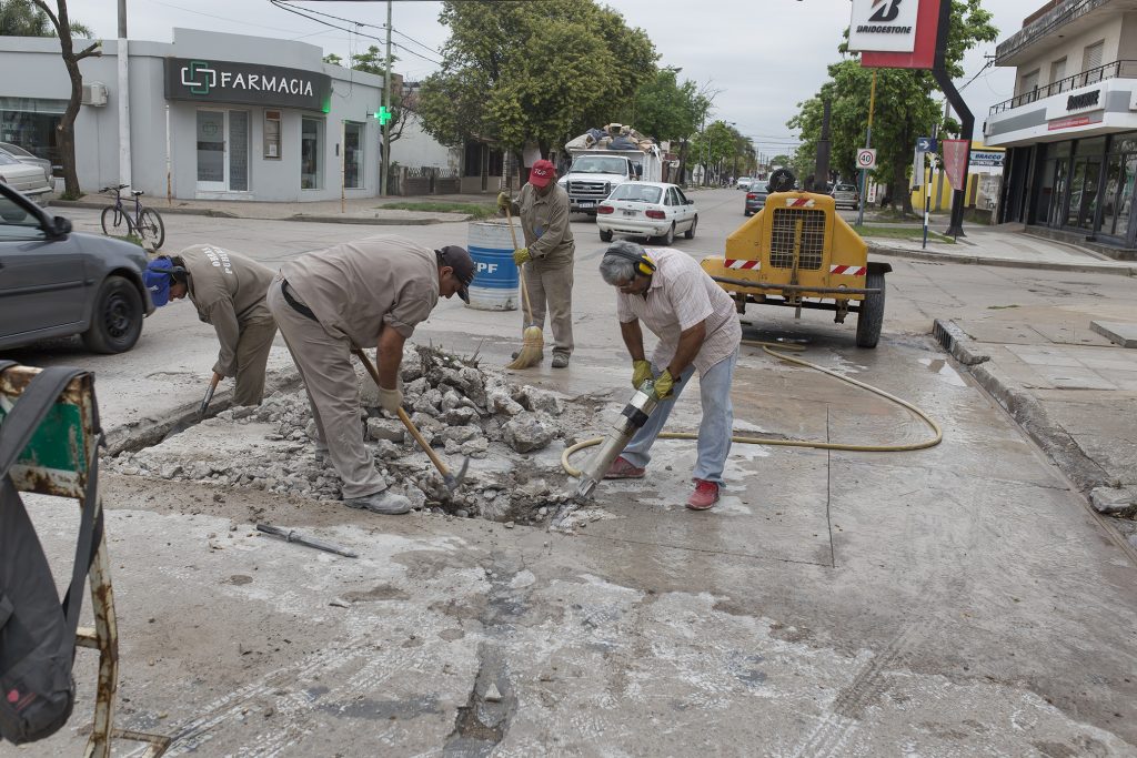 Bacheo en bulevar Ascasubi.