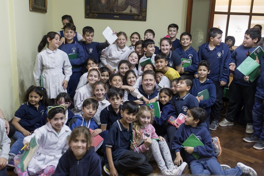 Escolares de visita en el edificio municipal.