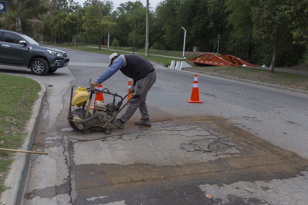 Obras de bacheo en arterias de asfalto.