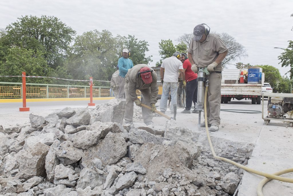 Siguen las tareas de reparación del pavimento de Puente Sarmiento.