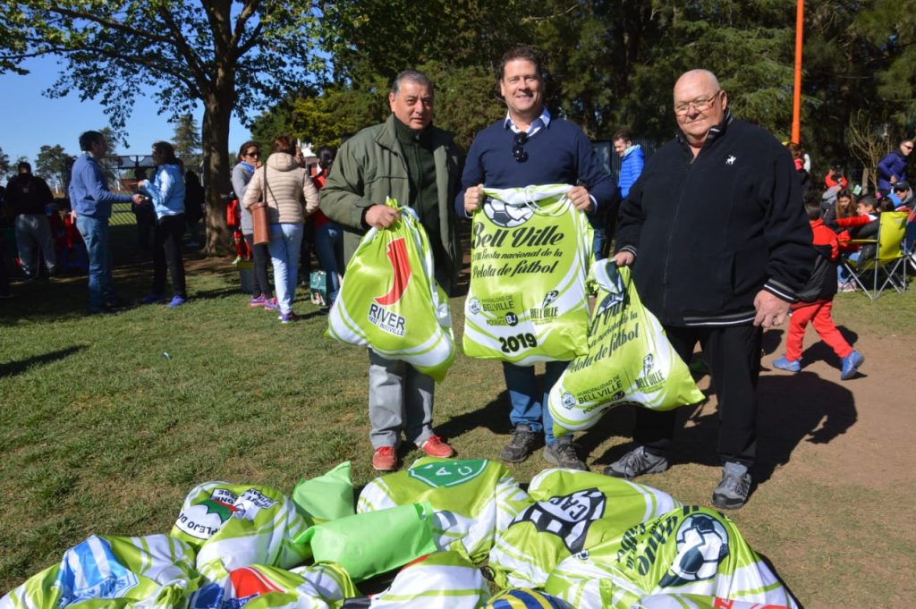 Entrega de kits deportivos a los clubes que se sumaron a la Fiesta de la Pelota de Fútbol.