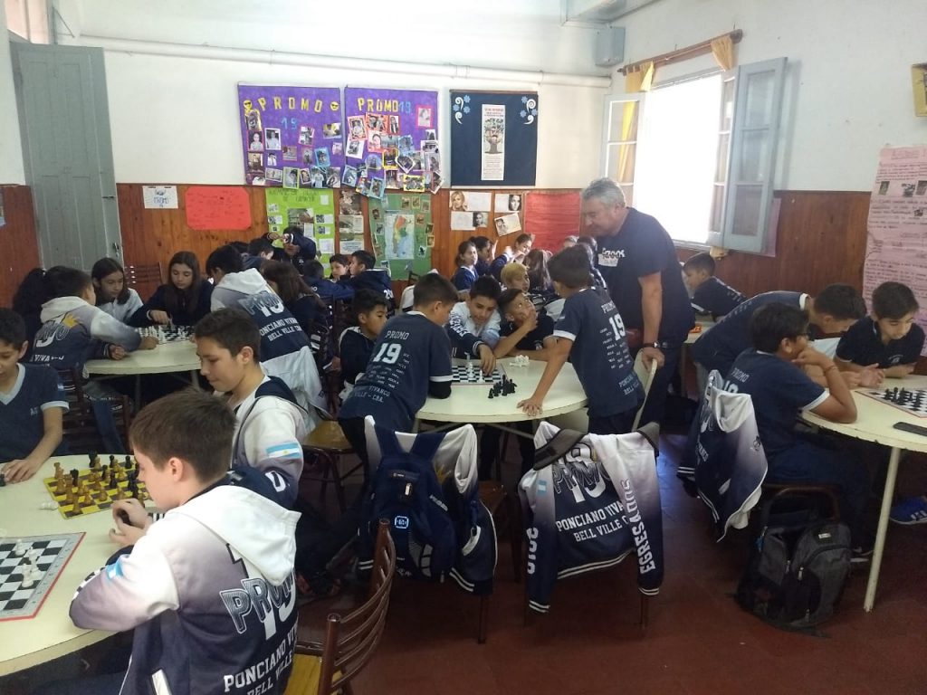 Alumnos de la Escuela Ponciano Vivanco se interesaron en la práctica del ajedrez.