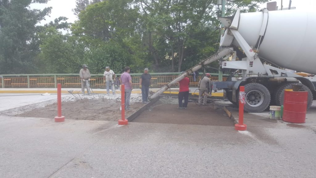 Comenzó el rellenado de hormigón en el Puente Sarmiento.