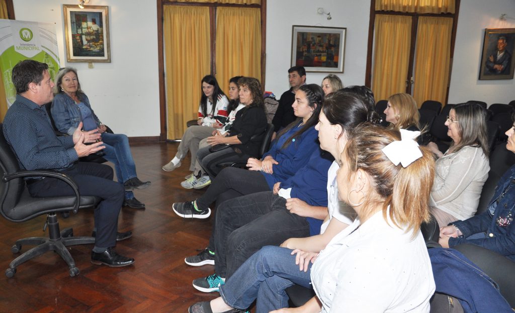 El intendente saludó a estudiantes distinguidos en la Feria Nacional de Innovación Educativa