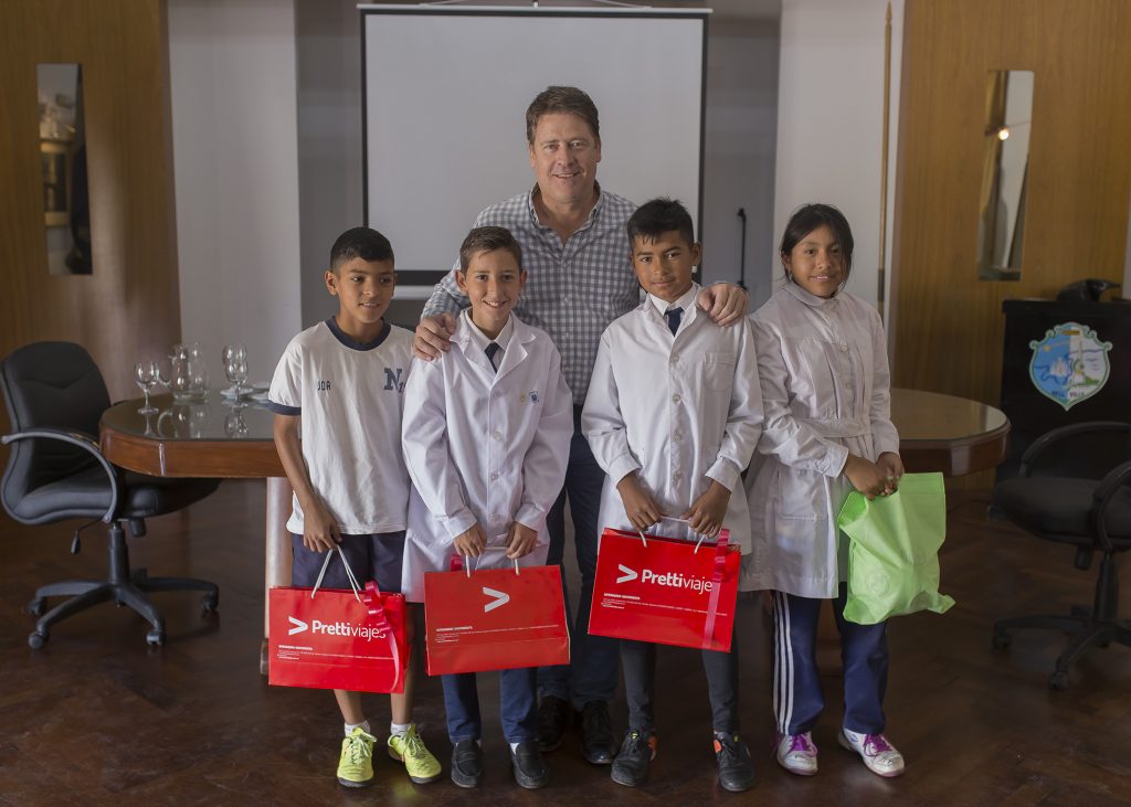 Entrega de premios a los ganadores del concurso municipal de historietas.