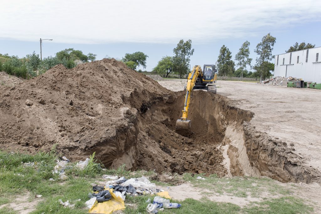 Acondicionamiento de terreno para entierro sanitario.