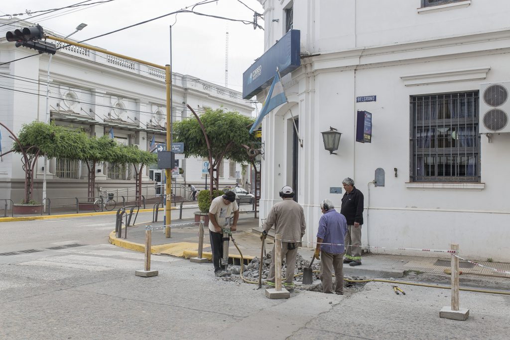 Comenzó la construcción de la rampa de acceso al edificio del Correo Argentino.