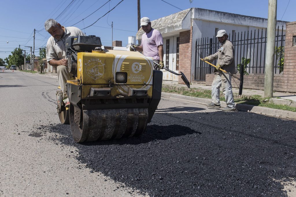 Obras de bacheo con asfalto.