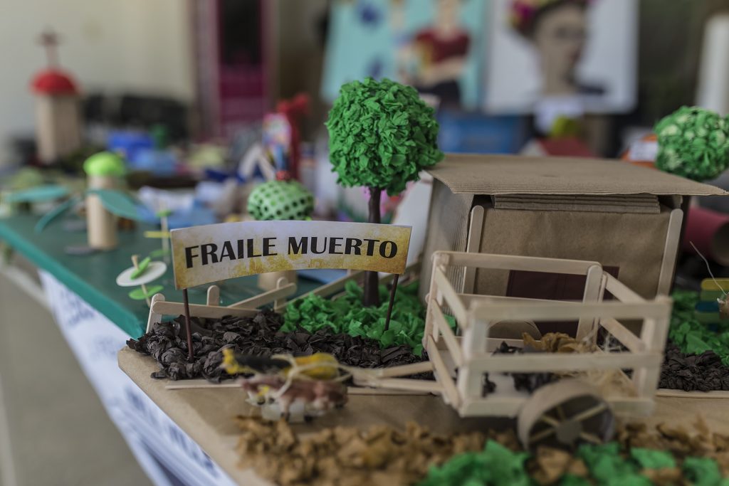 Muestra de maquetas de alumnos de la Escuela Normal en el hall municipal.